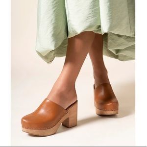 Charlotte Stone Marlos in Luggage Size 6